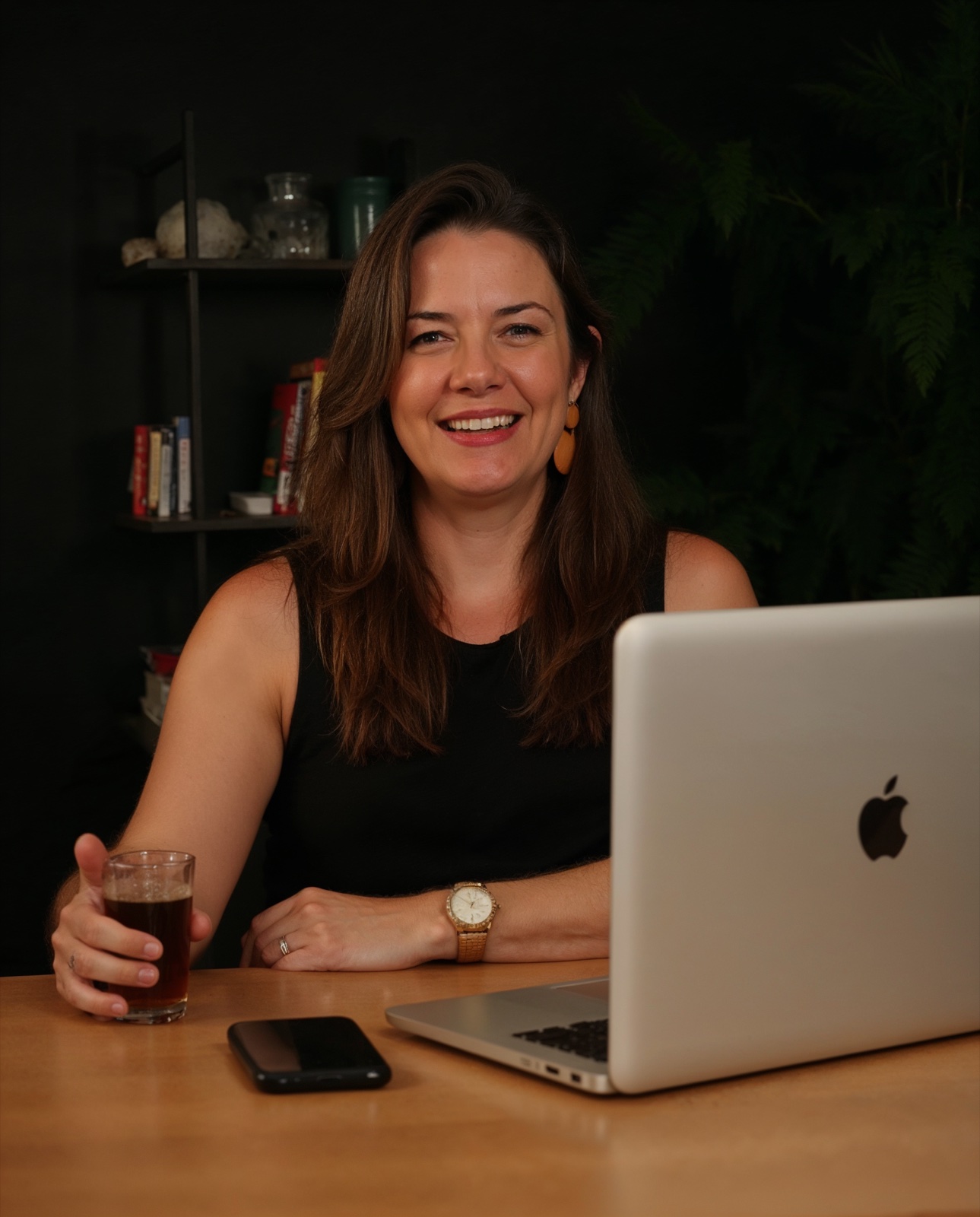 Bia Mussi trabalhando com laptop em ambiente profissional